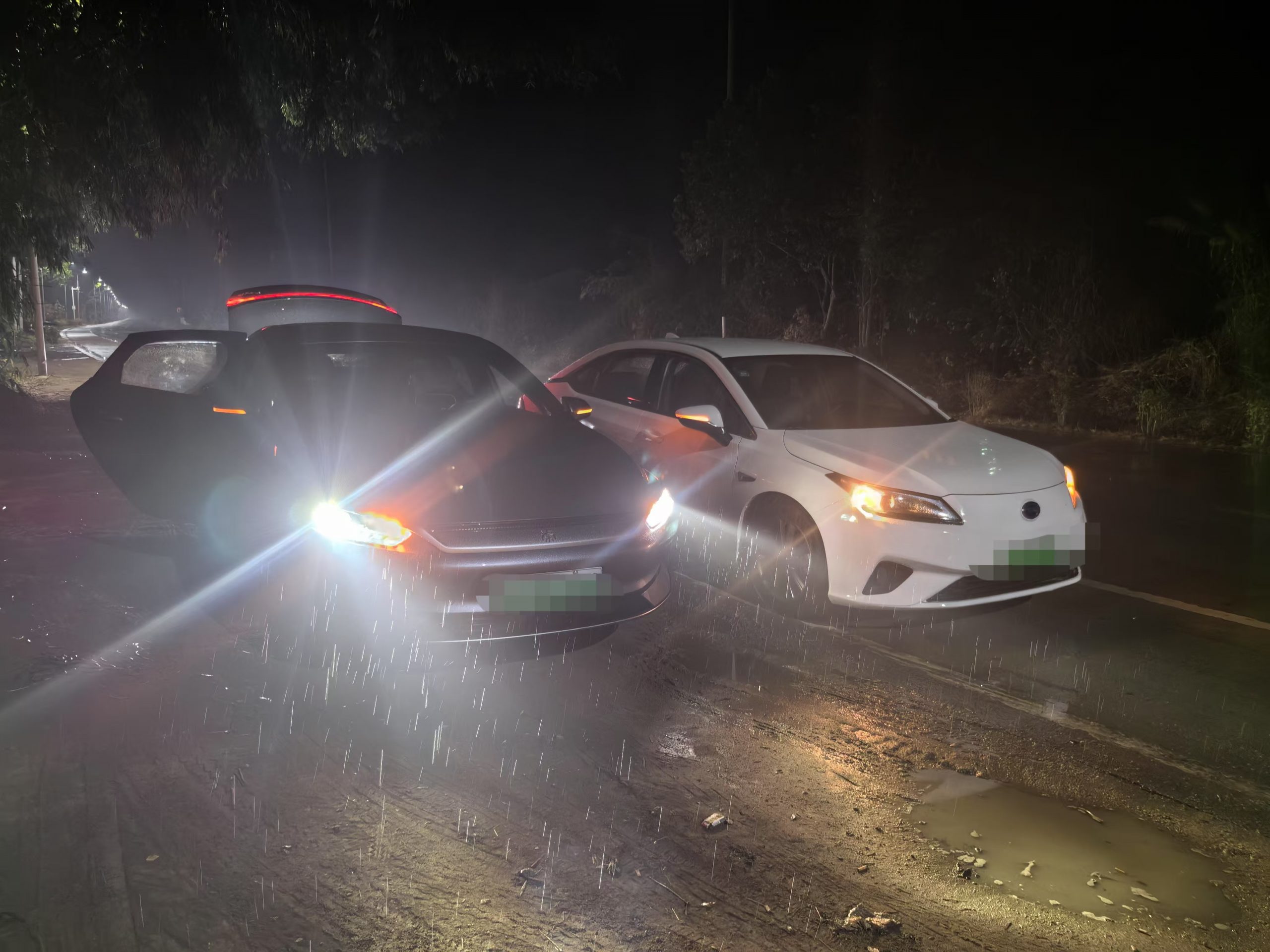 下雨天新能源汽车亏电，充电师正在充电