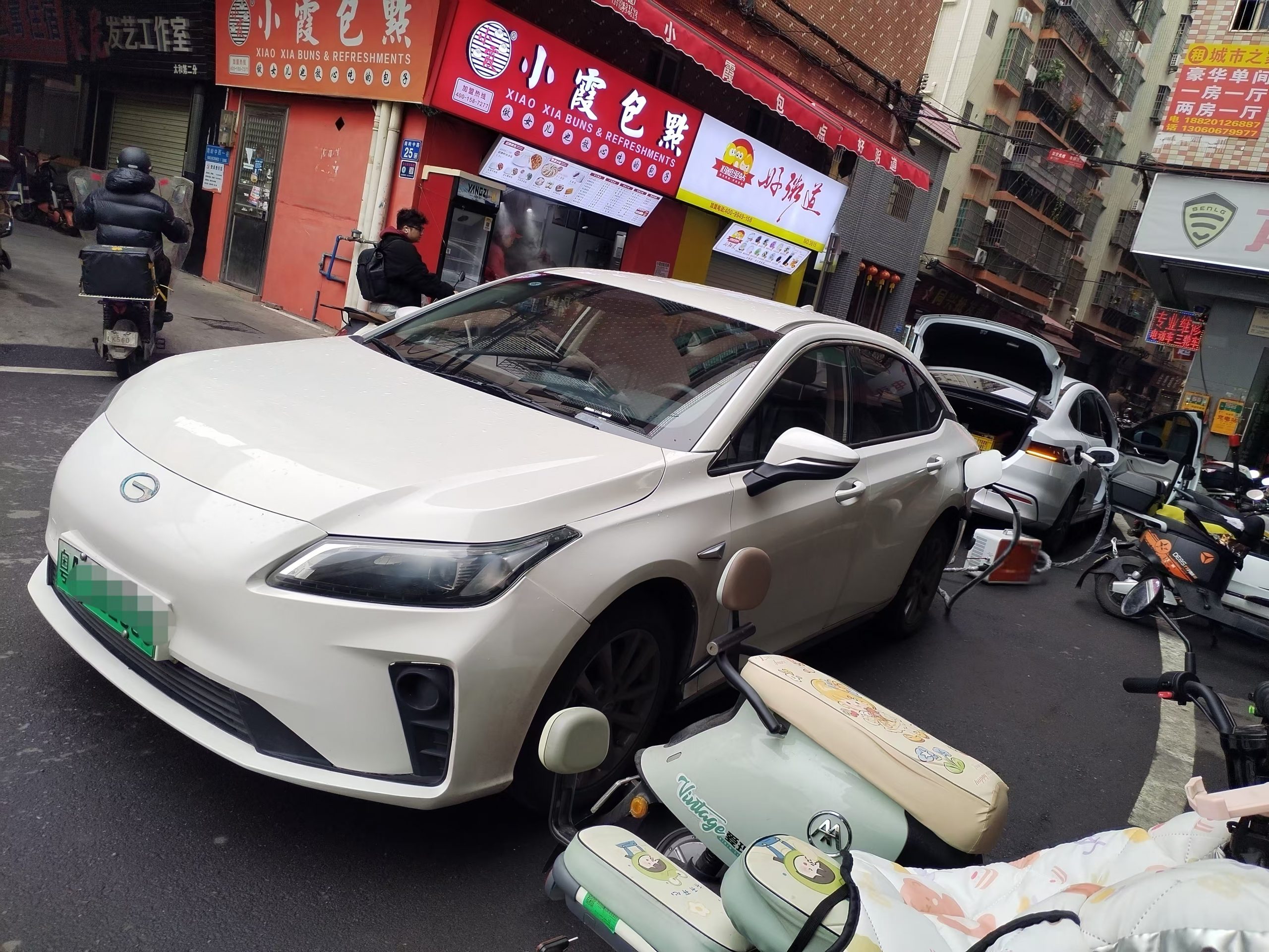 送乘客城中村里亏电趴窝，移动充电车紧急救援