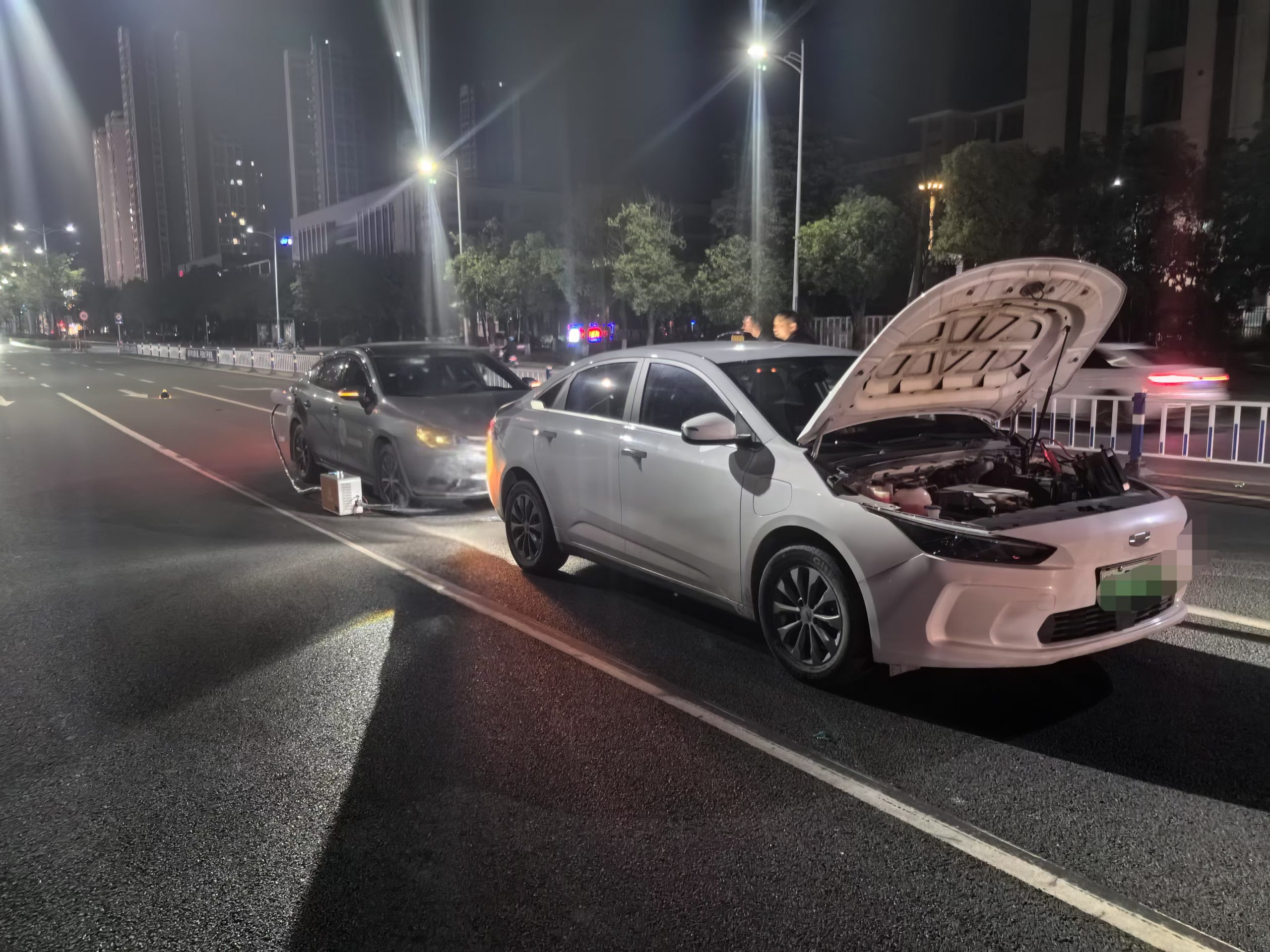 红绿灯前亏电趴窝，充电师正在充电