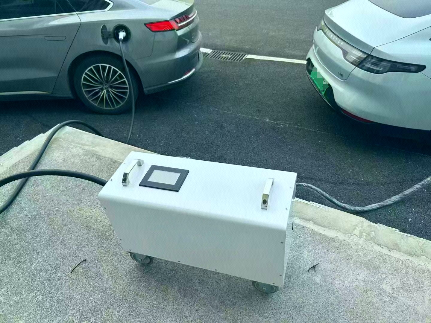 便携式移动救援充电桩现场工作场景-新能源汽车充电救援