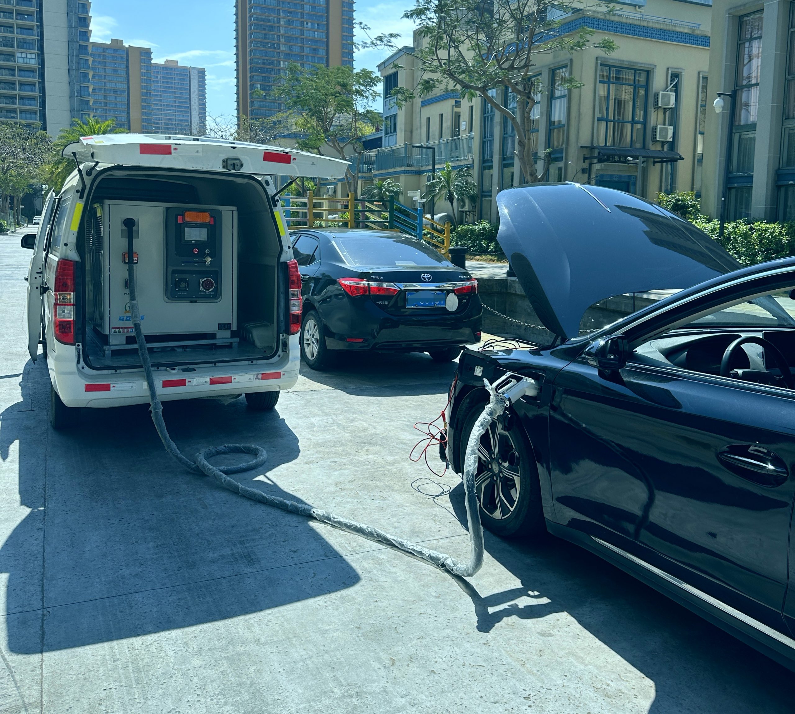 专业充电师现场为亏电新能源汽车进行移动充电救援