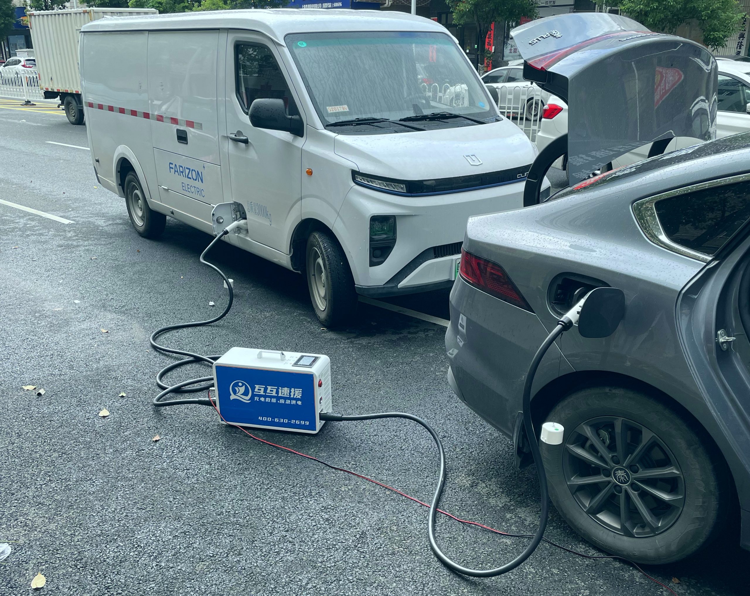 便携式移动救援充电桩现场工作场景-新能源汽车充电救援