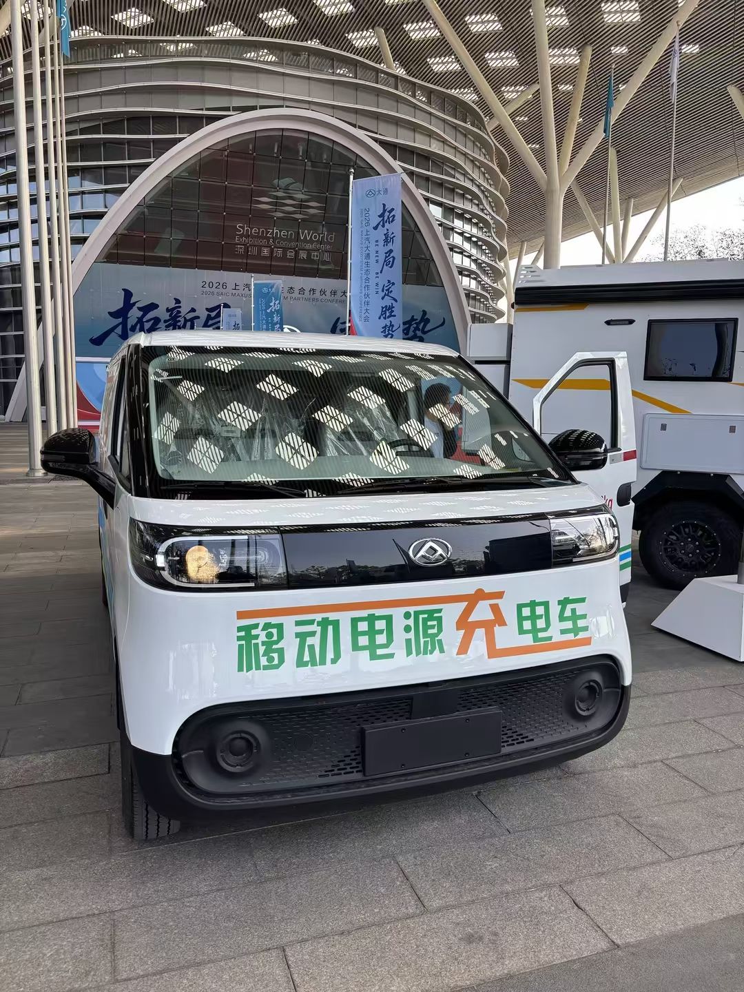 纯电动电源车工作场景-为新能源汽车提供移动充电服务