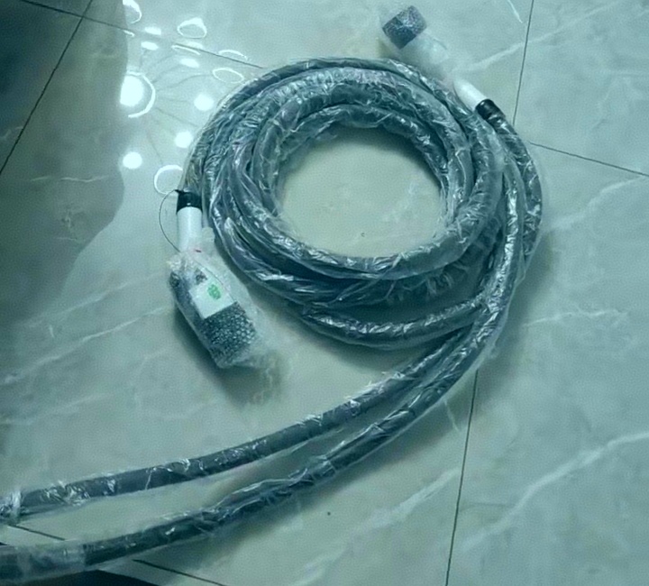 便携式移动救援充电桩-40KW银灰色方形设计-底部黑色滚轮-两根直流快充枪线