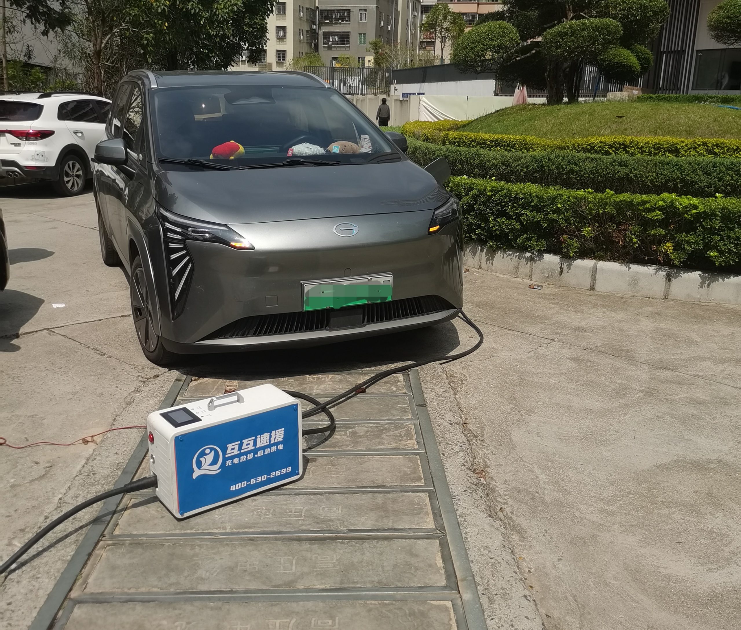 20KW智能车联互充设备正在为新能源汽车快速充电