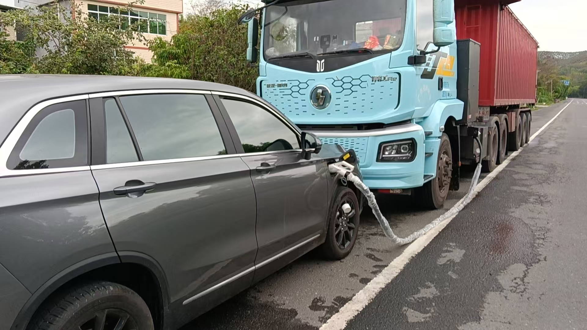互互速援郊外公路新能源重卡应急充电救援现场